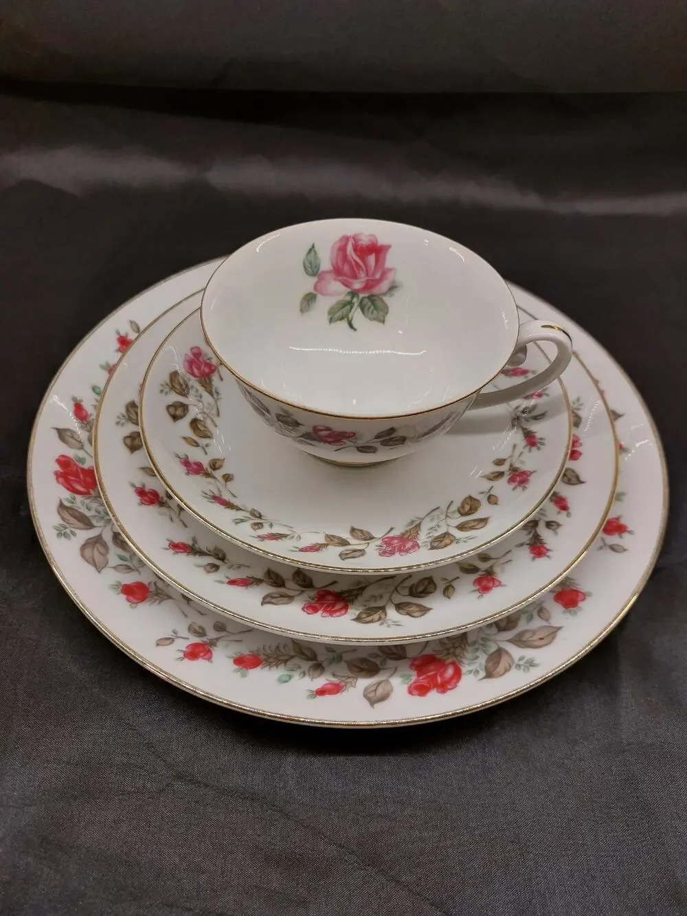 Vintage Diamond China Moss Rose 4 Pc Place Setting Tea Cup Saucer Plates Japan